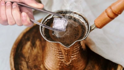 Türk kahvesine 1 tane buz atın, nasıl tadına doyulmuyor görün...