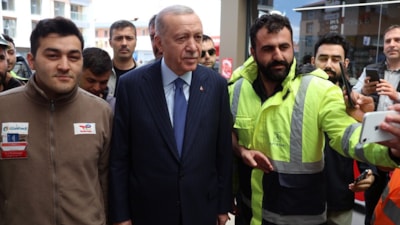 Cumhurbaşkanı Erdoğan akaryakıt istasyonuna uğradı: Vatandaşa sigara bıraktırdı