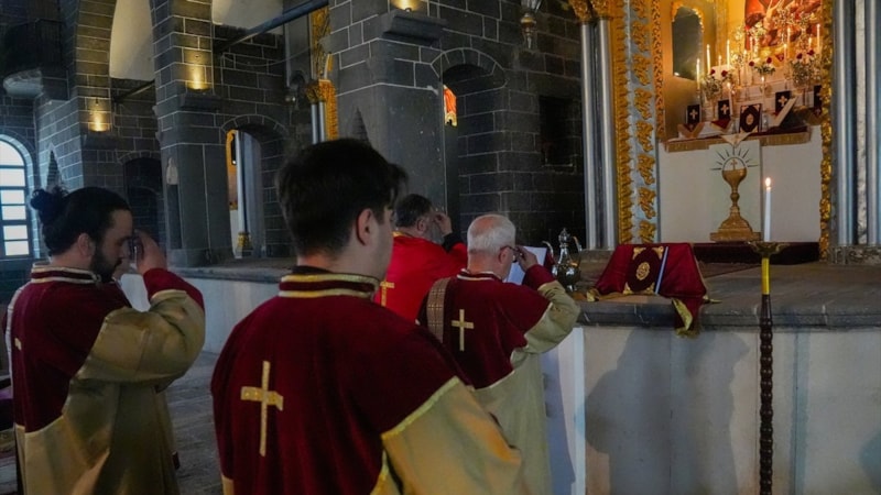 Diyarbakır'da Paskalya Bayramı: Tarihi kiliselerde ayinler gerçekleştirildi