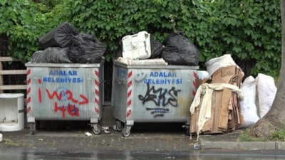 Adalar'da çöplerden ve otlardan geçilmiyor