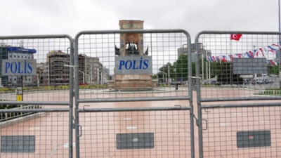 Taksim'de 1 Mayıs önlemleri! Meydan bariyerlerle kapatıldı