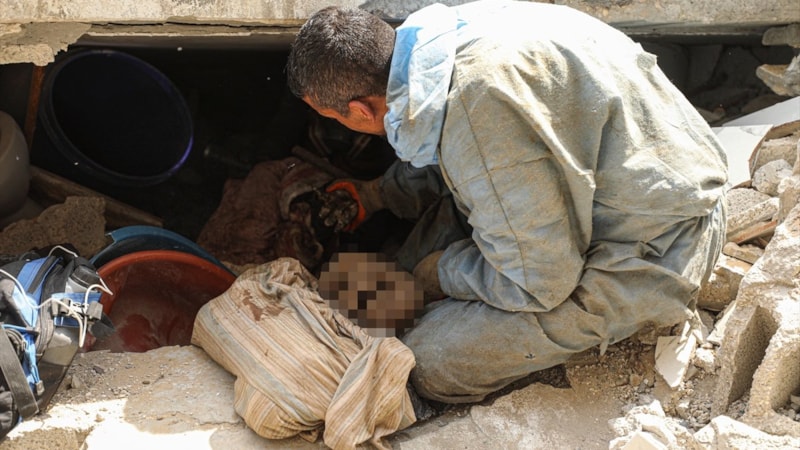 Gazze'de enkaz altında kalan cesetler çıkarılıyor