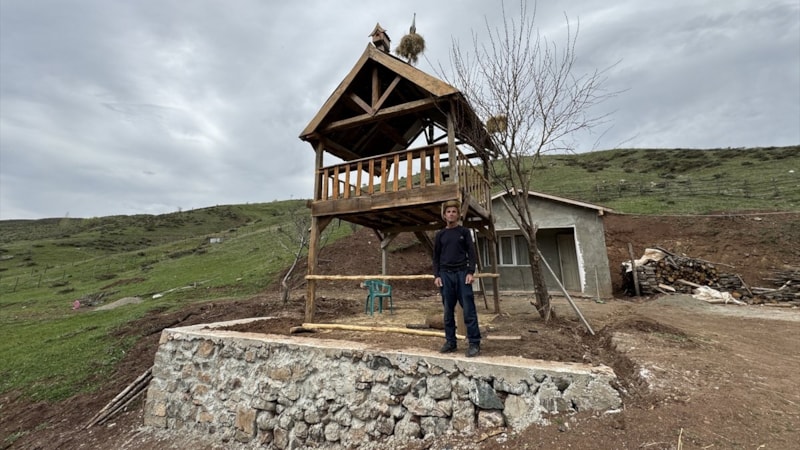 Bingöl'de yıllar sonra yerleştiği köyüne leylekler için yuva yaptı
