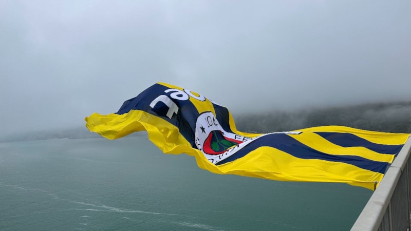 Fenerbahçe bayrağı İstanbul'daki 3 köprüye asıldı