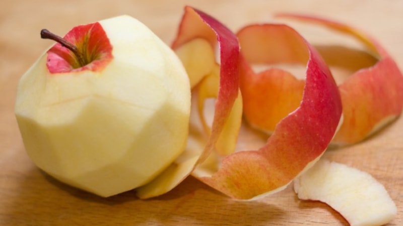 Genç kızlar kaçırmasın! 5 Mayıs gecesi mutlaka yapın: Elma kabuğu ritüeli