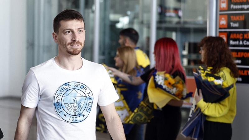 Mert Hakan Yandaş forma bekliyor