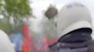 İstanbul Saraçhane'de başına kaldırım taşı isabet eden polis ölümden döndü