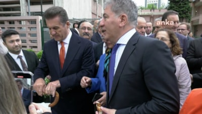 MEB önüne protestoya giden CHP heyeti simit ve börekle karşılandı