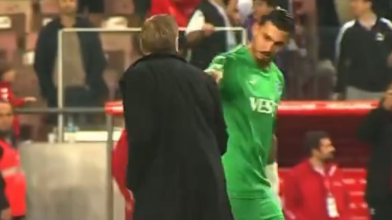 Samsun'da gergin anlar: Uğurcan Çakır, Samsunspor'un hocasıyla itişti