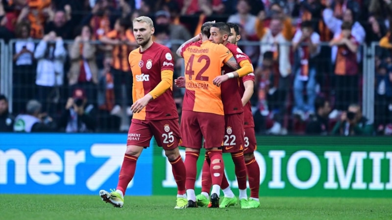 Lider Galatasaray, Sivasspor'u farklı mağlup etti