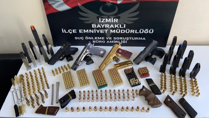 İzmir'de evinden adeta cephanelik çıktı