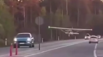 Letonya’da küçük uçak otoyola acil iniş yaptı