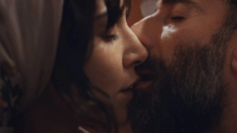 Kızıl Goncalar setinde gerçek aşk! Mert Turak ile Cemre Melis Çınar birlikte