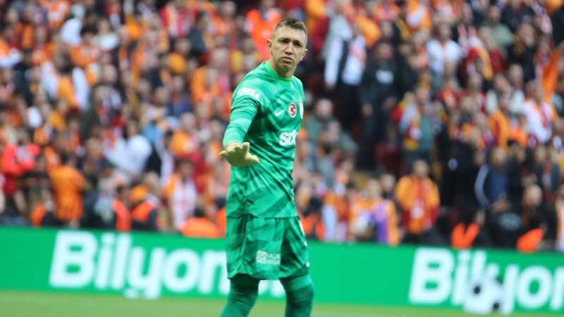 Fernando Muslera rekoru erteledi