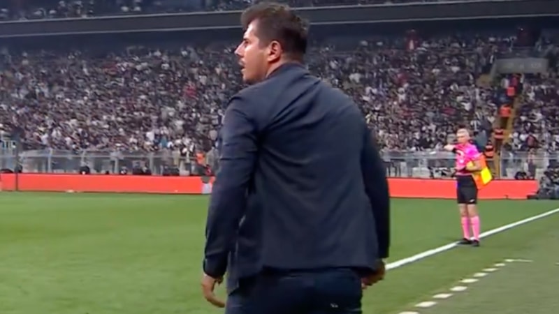 Emre Belözoğlu, saha kenarında çılgına döndü! Sarı kart çıktı