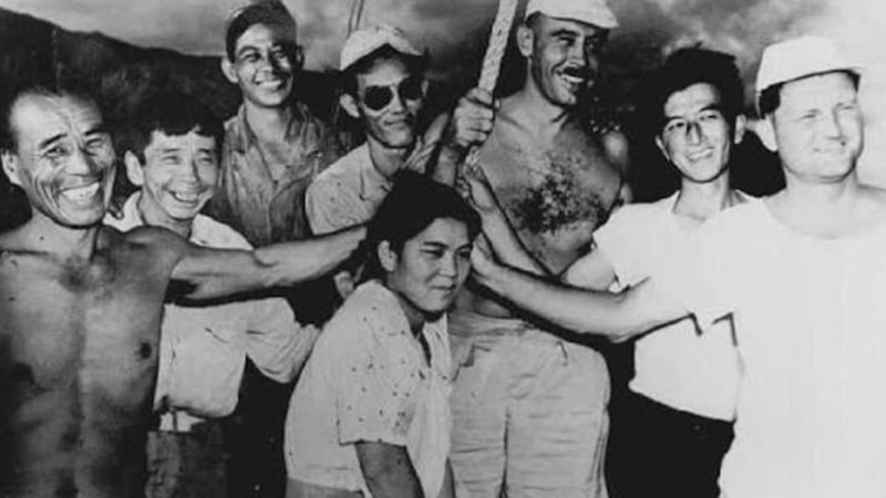 O kadın 32 erkekle terk edilmiş bir adada mahsur kaldı, hayatı filmlere konu oldu!