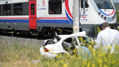 Manisa'da hemzemin geçitte trenin çarptığı otomobilin sürücüsü öldü
