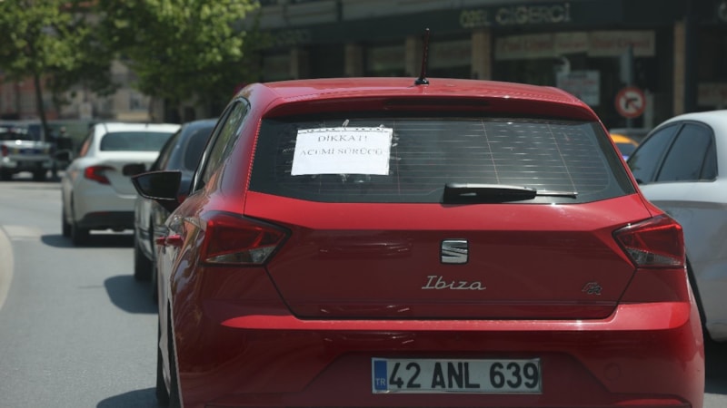 Konya'da 15 yıl sonra ilk defa direksiyon başına geçti: Araba arkası yazısı sürücüleri güldürdü