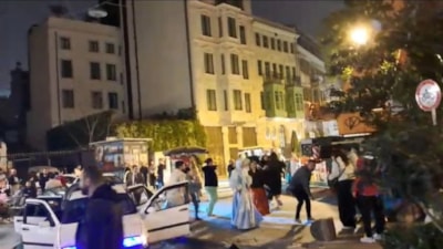 Beyoğlu'nda hastane yolunu kesip 'Erik Dalı' oynadılar: Kimseye aldırış etmediler