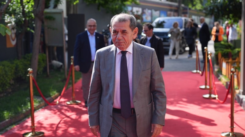 Galatasaray Kulübü Başkanı Dursun Özbek ve ekibi, Anneler Günü'nde üyelerle bir arada