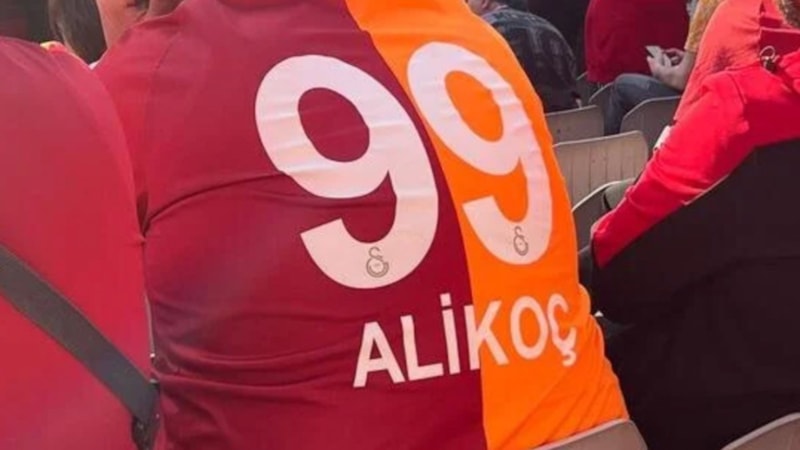 Galatasaray taraftarı, Ali Koç formasıyla maçı izledi