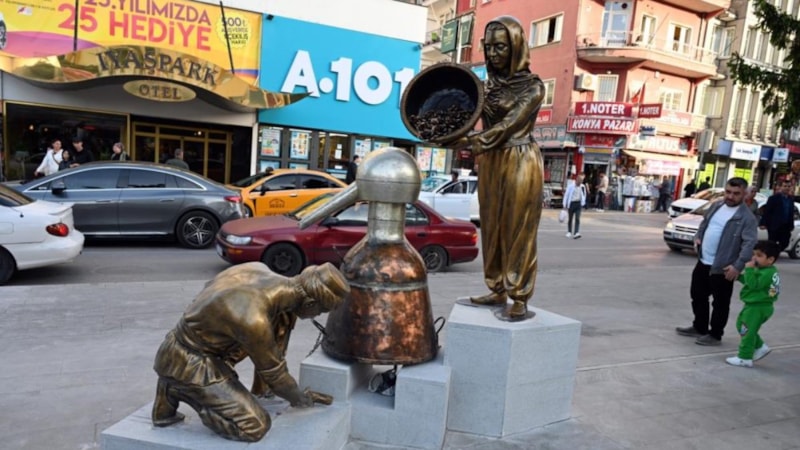 Isparta Belediyesi'nden heykel açılışı