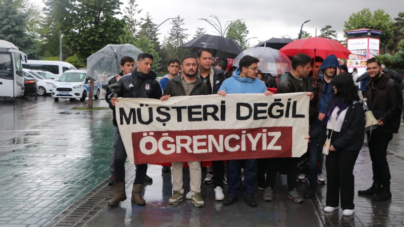 Bolu'da üniversite öğrencilerinden ulaşım zammı protestosu