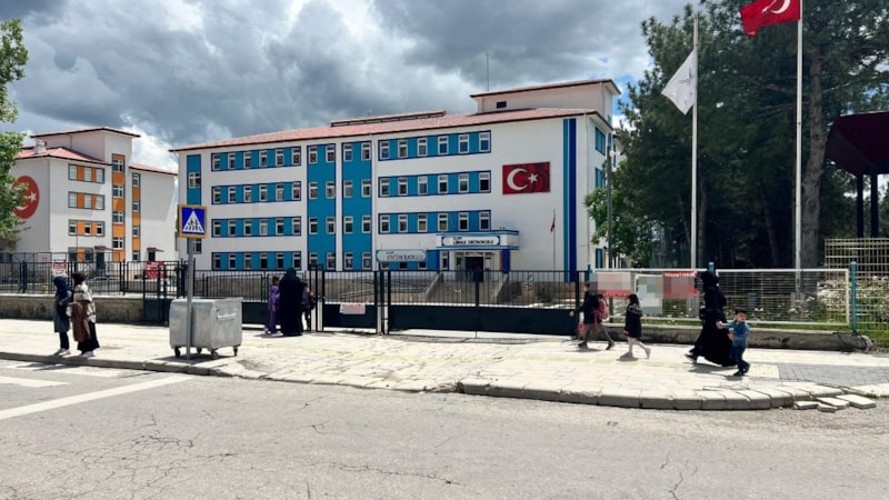 Elazığ'da öğretmen, kopya çekerken yakaladığı öğrencisi tarafından bıçaklandı