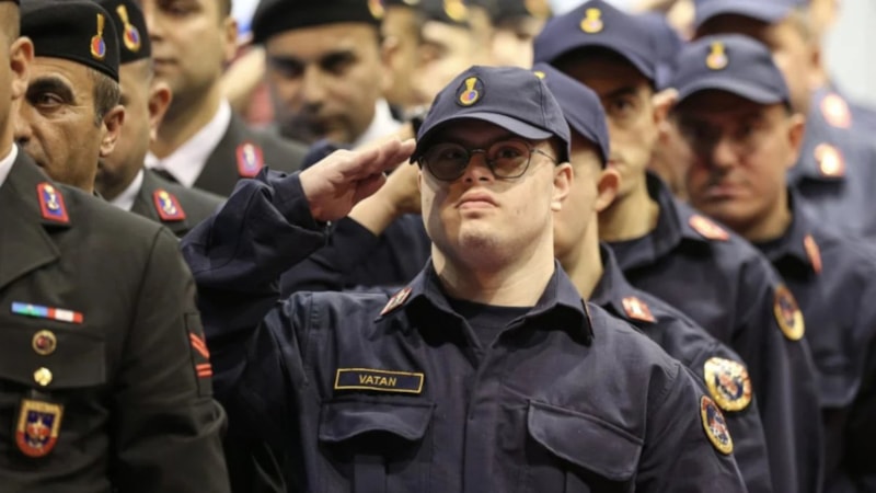 Bursa'da bir günlüğüne asker olan engelli gençler tezkere aldı