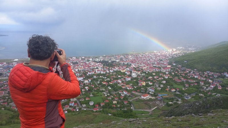 Bitlis'te fotoğrafçıların gökkuşağı nöbeti: Yağmur altına saatlerce beklediler