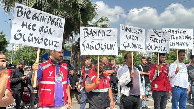 Adana’da kuryeler, üniversiteli moto kurye Ata Emre’nin öldürülmesini protesto etti