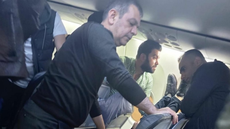 AK Partili vekil, uçakta kalbi duran yolcuya müdahale etti