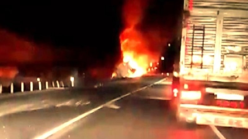 Çankırı'da tuz yüklü tır alev topuna döndü