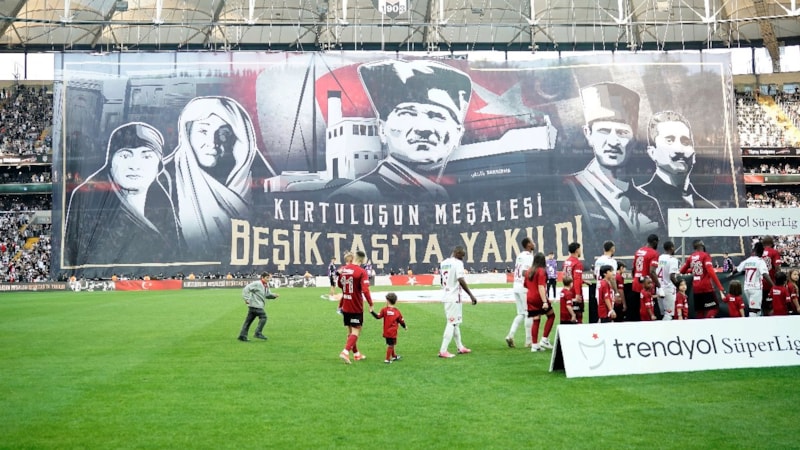 Beşiktaş tribünlerinden anlamlı pankart!