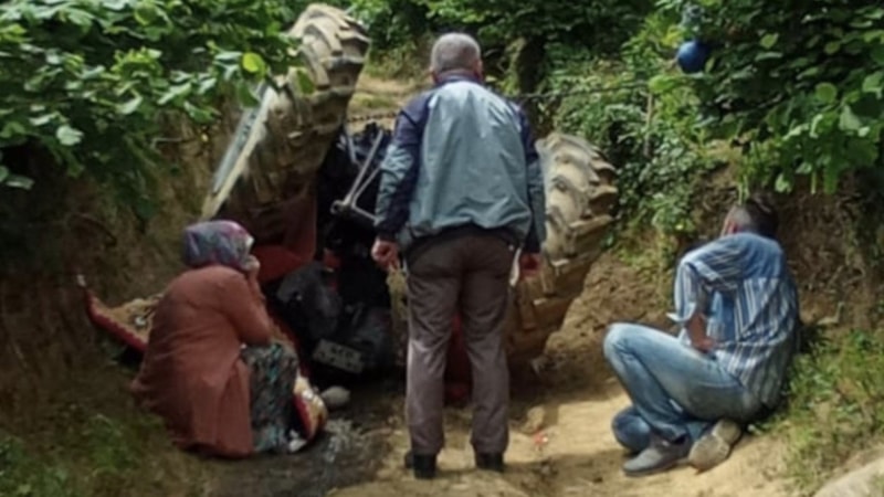 Sakarya'da devrilen traktörün sürücüsü hayatını kaybetti