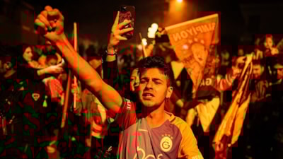 Galatasaraylı taraftarlar, takımlarını Florya'da karşıladı