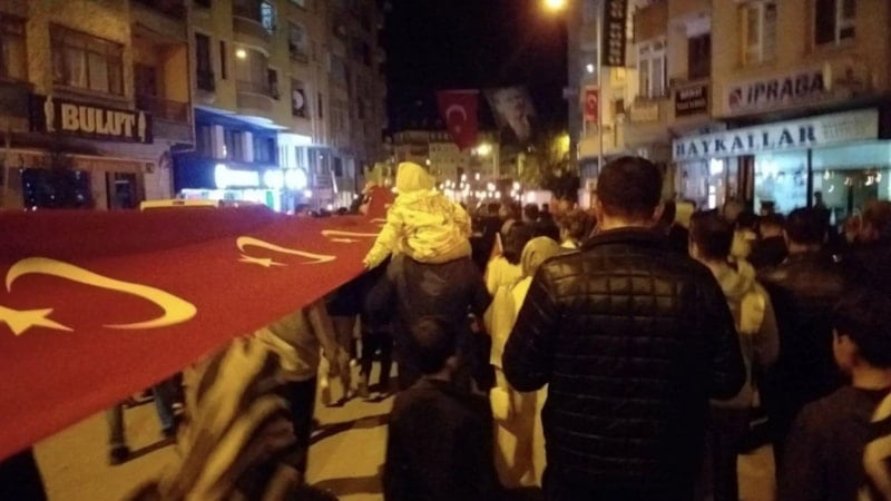 Çorum'da 100 metrelik bayrakla 'fener alayı' yürüyüşü