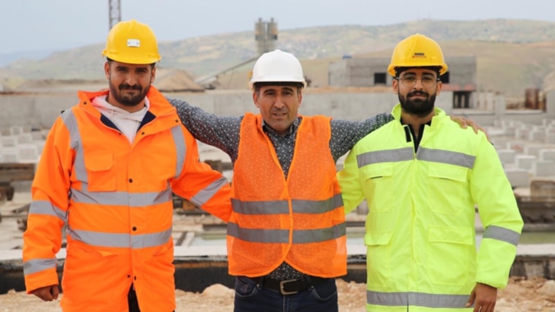 Siirt'te inşaat işçiliği yapan baba ile iki oğlu birlikte inşaat teknolojisi okuyor