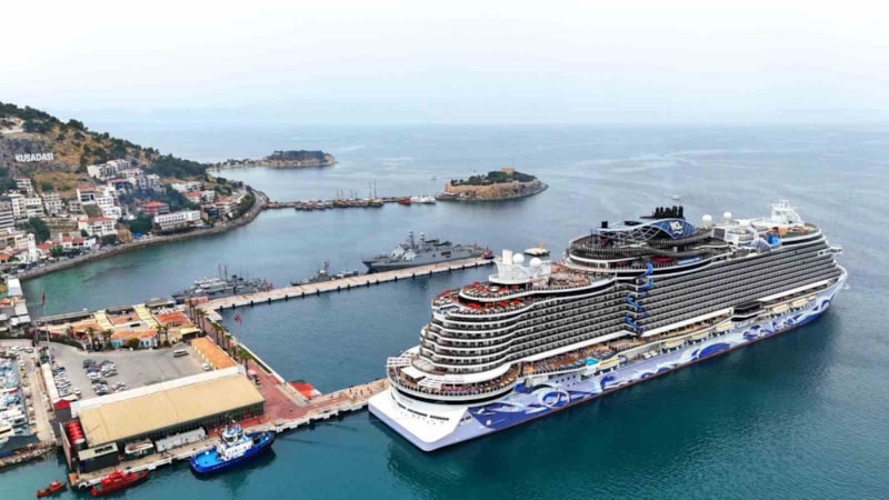 Kuşadası’na ilk seferinde, 3 bin 257 turistle geldi