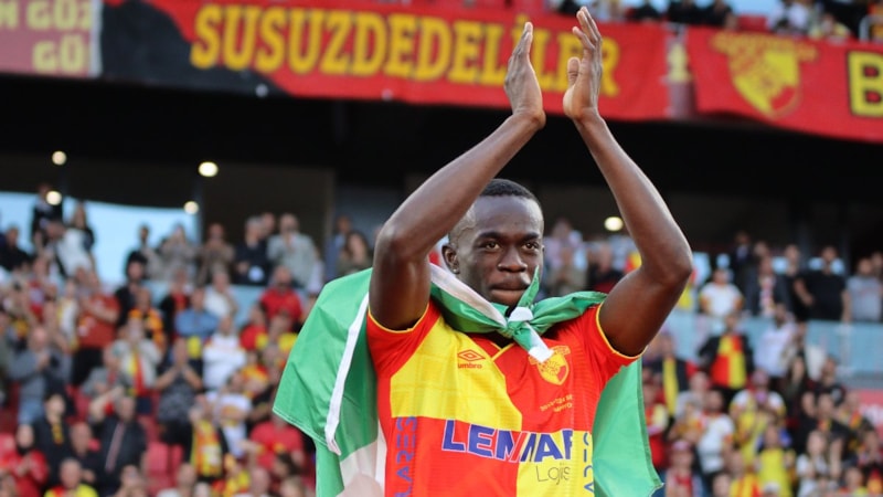 Göztepe, Anthony Dennis'in sözleşmesini yeniledi