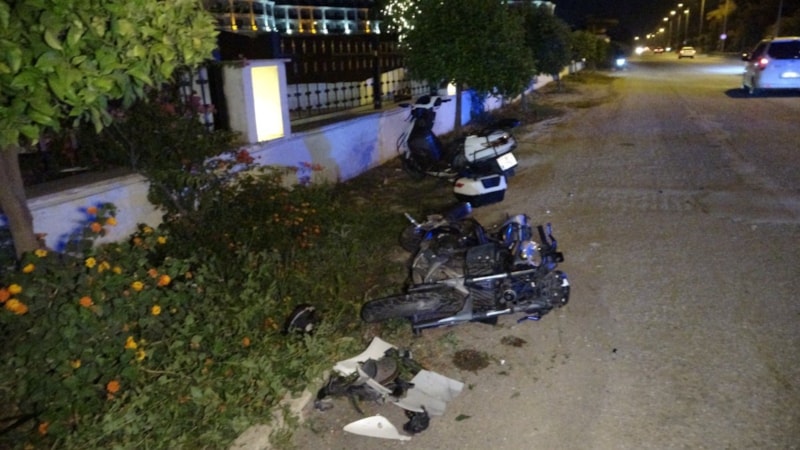 Antalya'da motosikletle otele dönen turistlere motosiklet çarptı: 3 yaralı