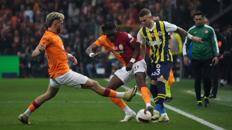 Okan Buruk derbide beğenmediği oyuncusunu kulübeye çekiyor