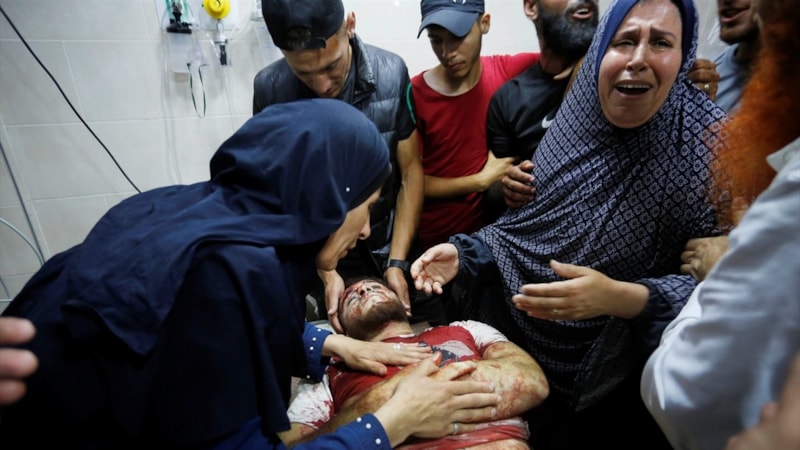 İsrail ordusu bombaladığı Avde Hastanesi'ndeki hastaları zorla tahliye ediyor