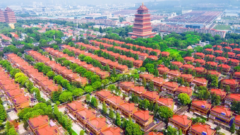 O köyde yaşayan herkes milyoner! Köylüler lüks villalara, arabalara, milyonlara sahip...