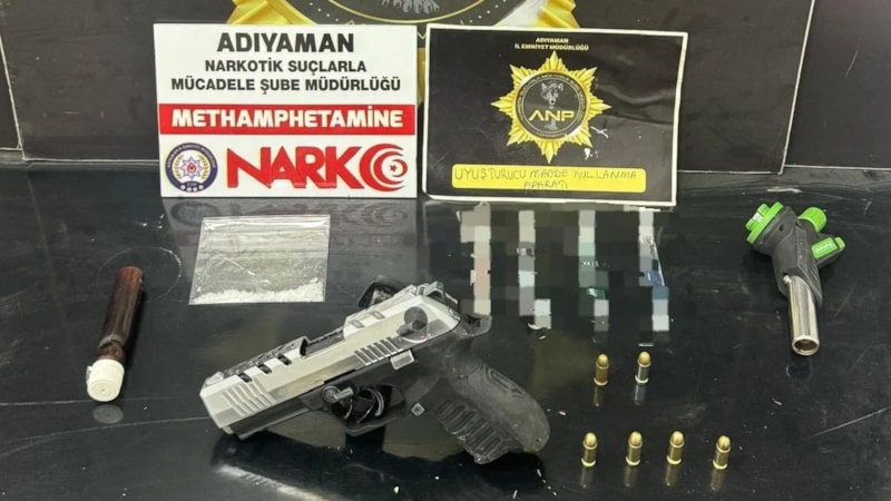 Adıyaman'da şüpheli şahısların üzerinden uyuşturucu ve silah çıktı