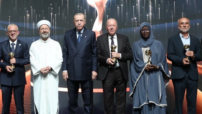 Turistlere İslam’ı anlatan şehit babası imama “iyilik” ödülü