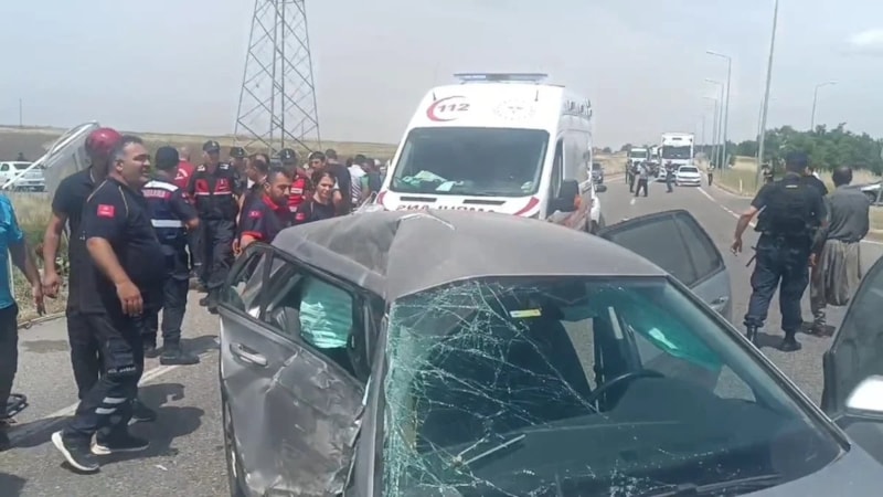 Diyarbakır'da otomobille çarpışan minibüs şarampole yuvarlandı: 1’i ağır, 4 yaralı