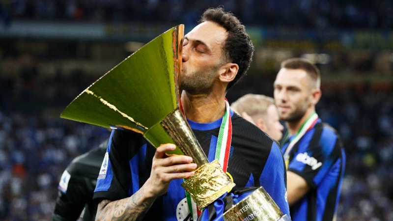 Hakan Çalhanoğlu, Serie A'da yılın orta saha oyuncusu oldu