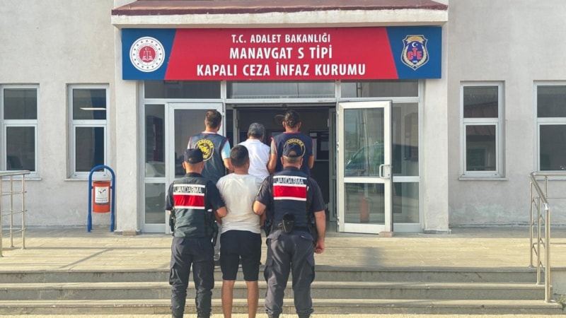 Antalya'da toplam 52 yıl kesinleşmiş hapis cezasıyla 9 yıldır aranan baba-oğul yakalandı