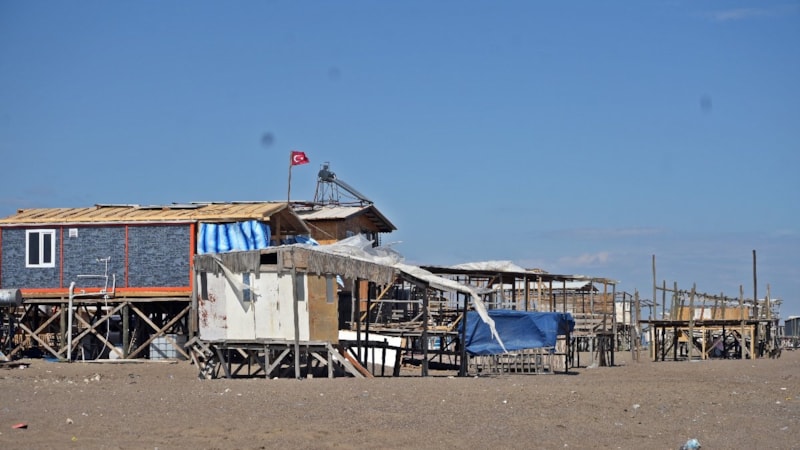 Antalya sahilindeki çardakların son yaz tatili